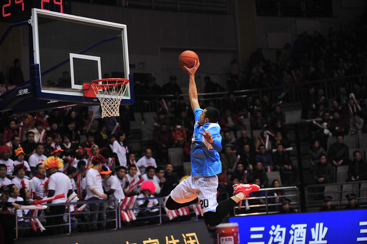 开云体育app下载-凯恩重返赛场，比赛规则变更首场状态出色，C9观众沸腾！(凯恩是什么类型的球员)